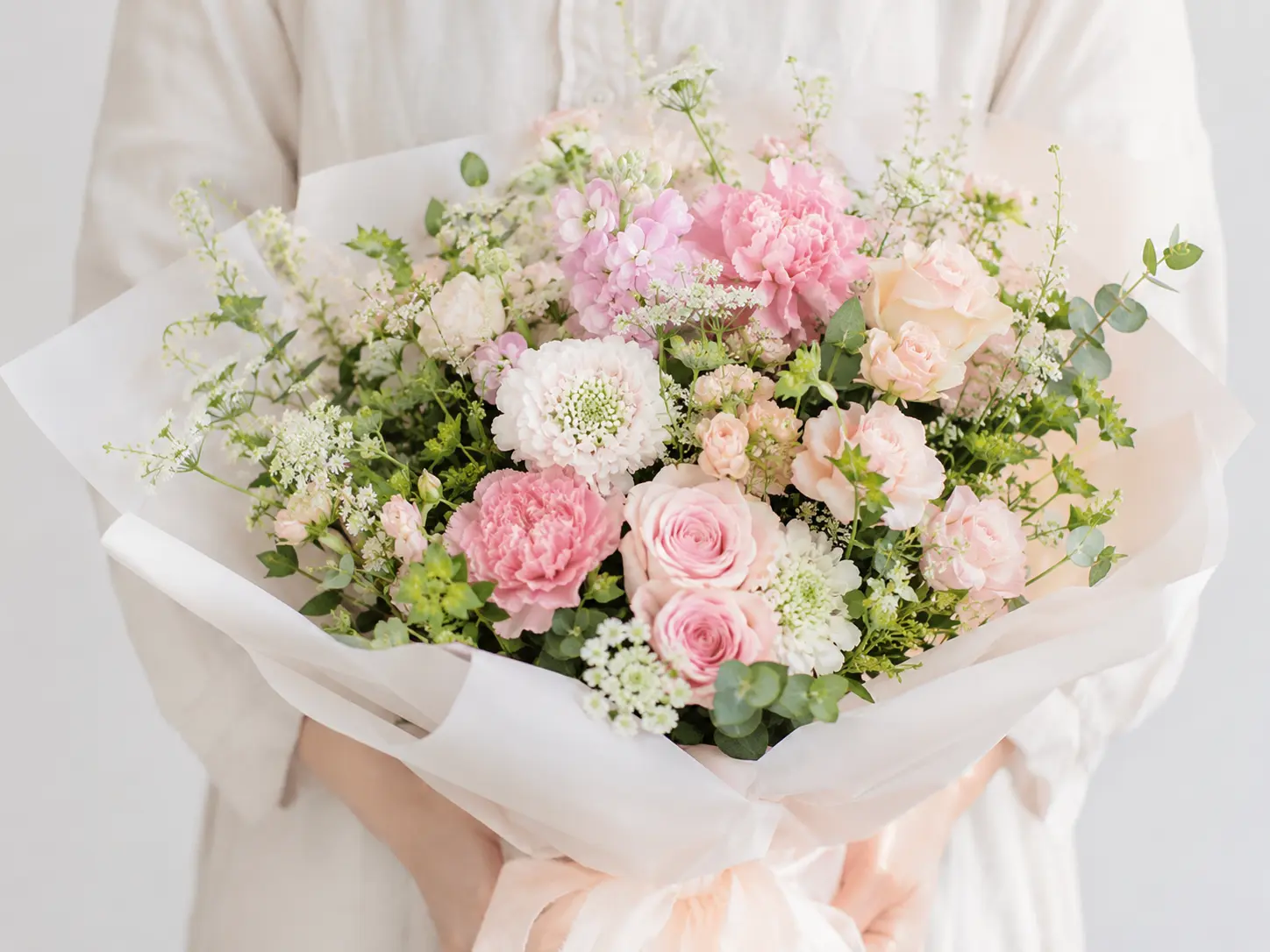 ピンクの花を中心にしたお祝い用ブーケ