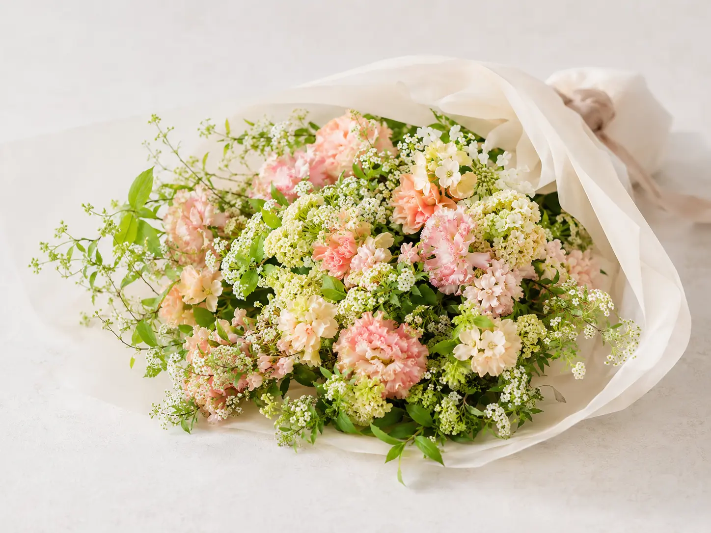 やわらかな色合いの季節の花束